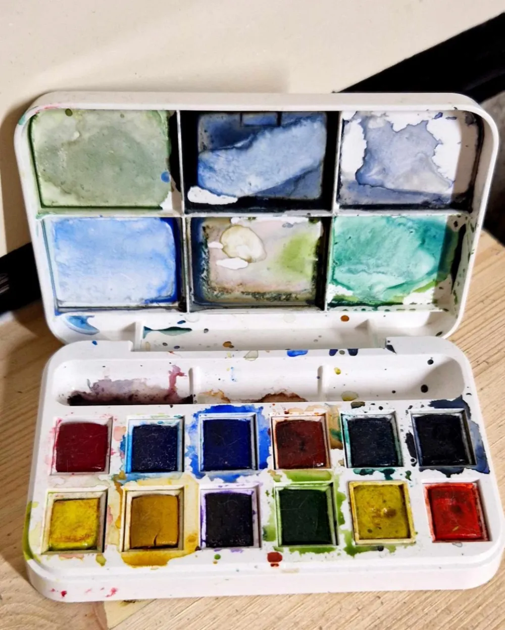 Aquarellkasten mit halben Näpfchen und Mischfeldern